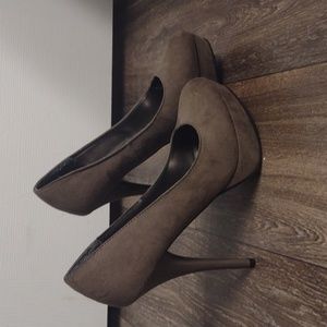 Sz 8 Grey Suede Heels